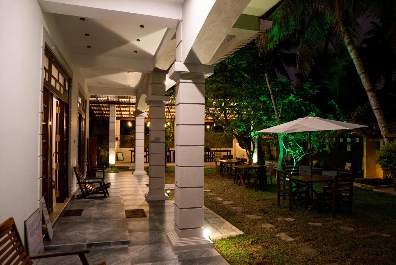 Plantation Surf Inn & Restaurant - Oost-Midigama Buitenkant foto