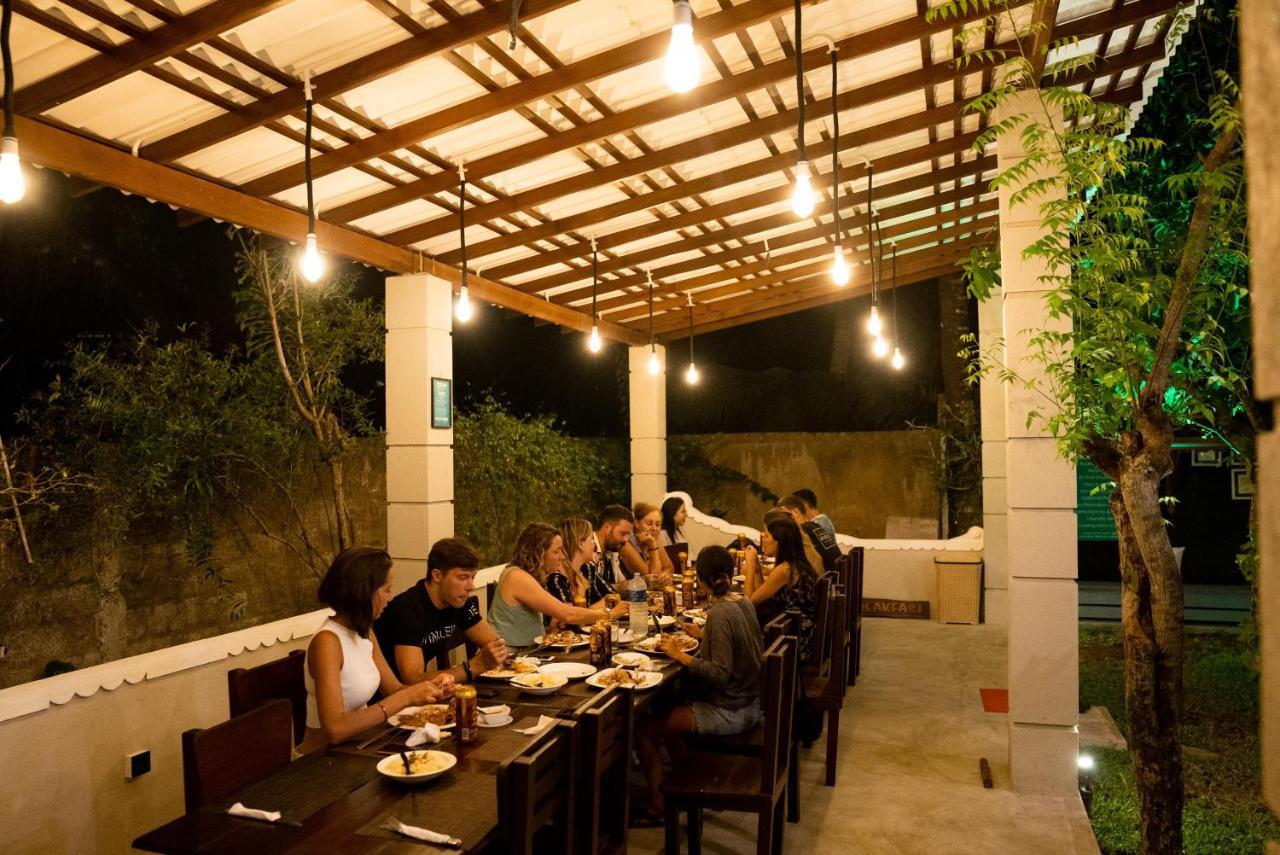 Plantation Surf Inn & Restaurant - Oost-Midigama Buitenkant foto