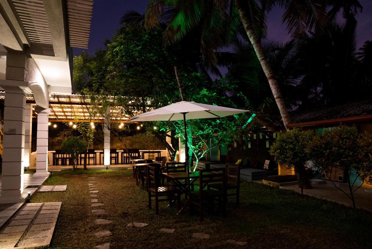 Plantation Surf Inn & Restaurant - Oost-Midigama Buitenkant foto
