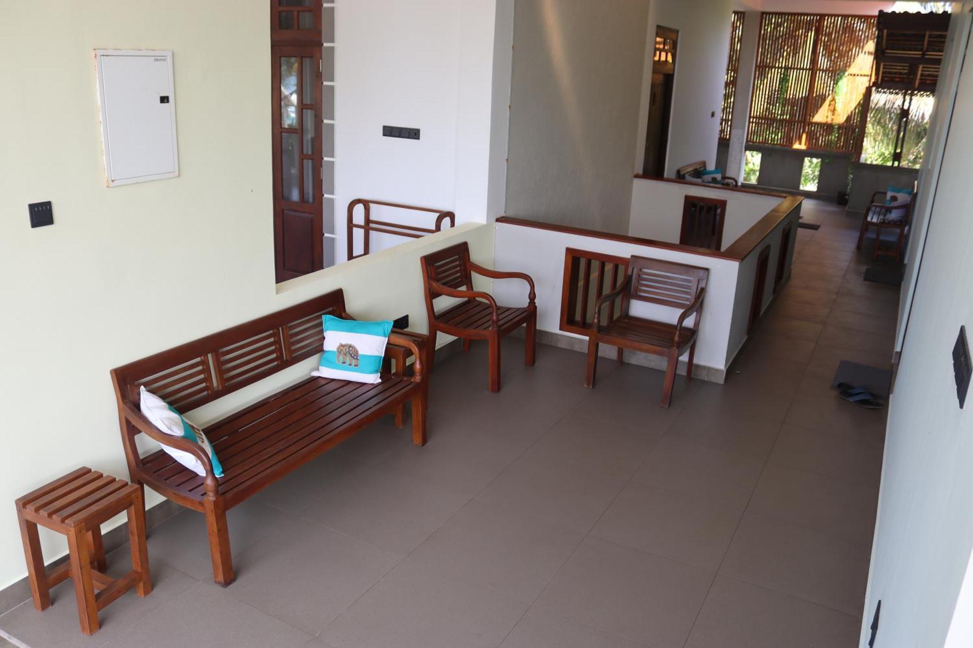 Plantation Surf Inn & Restaurant - Oost-Midigama Buitenkant foto