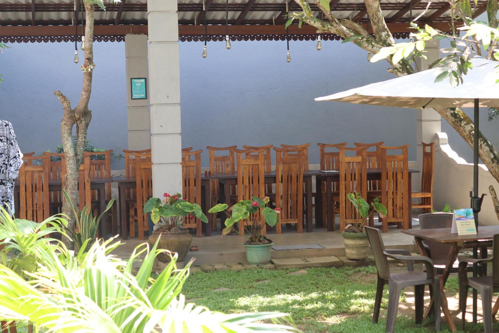 Plantation Surf Inn & Restaurant - Oost-Midigama Buitenkant foto