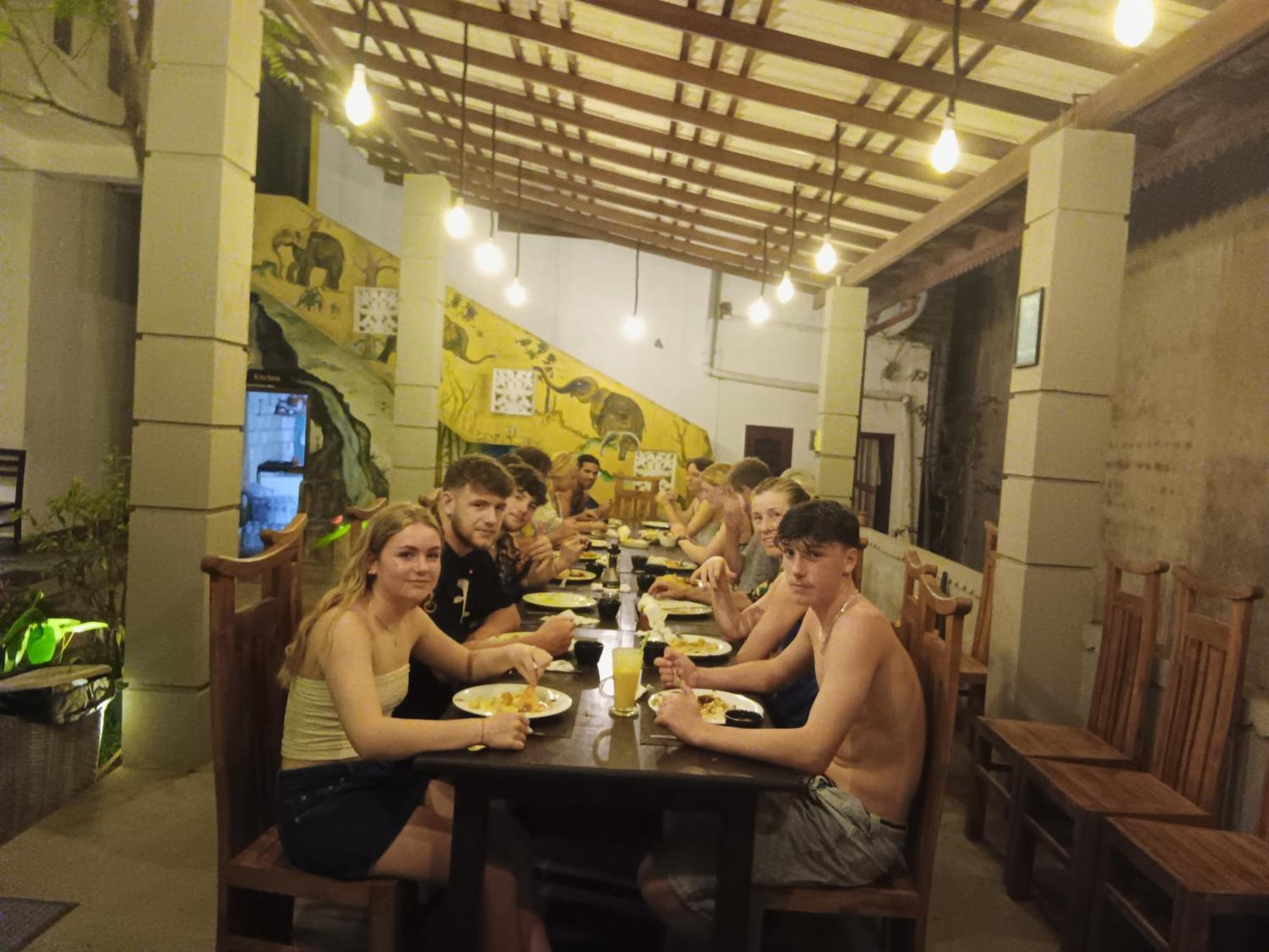 Plantation Surf Inn & Restaurant - Oost-Midigama Buitenkant foto