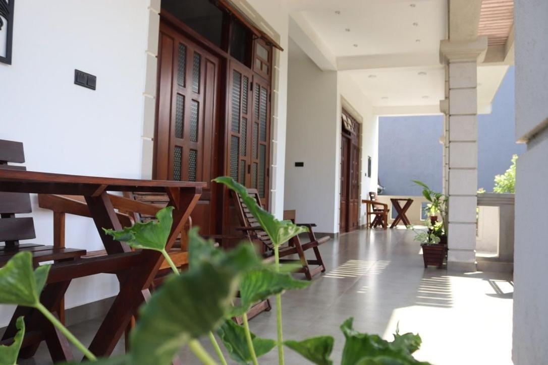 Plantation Surf Inn & Restaurant - Oost-Midigama Buitenkant foto