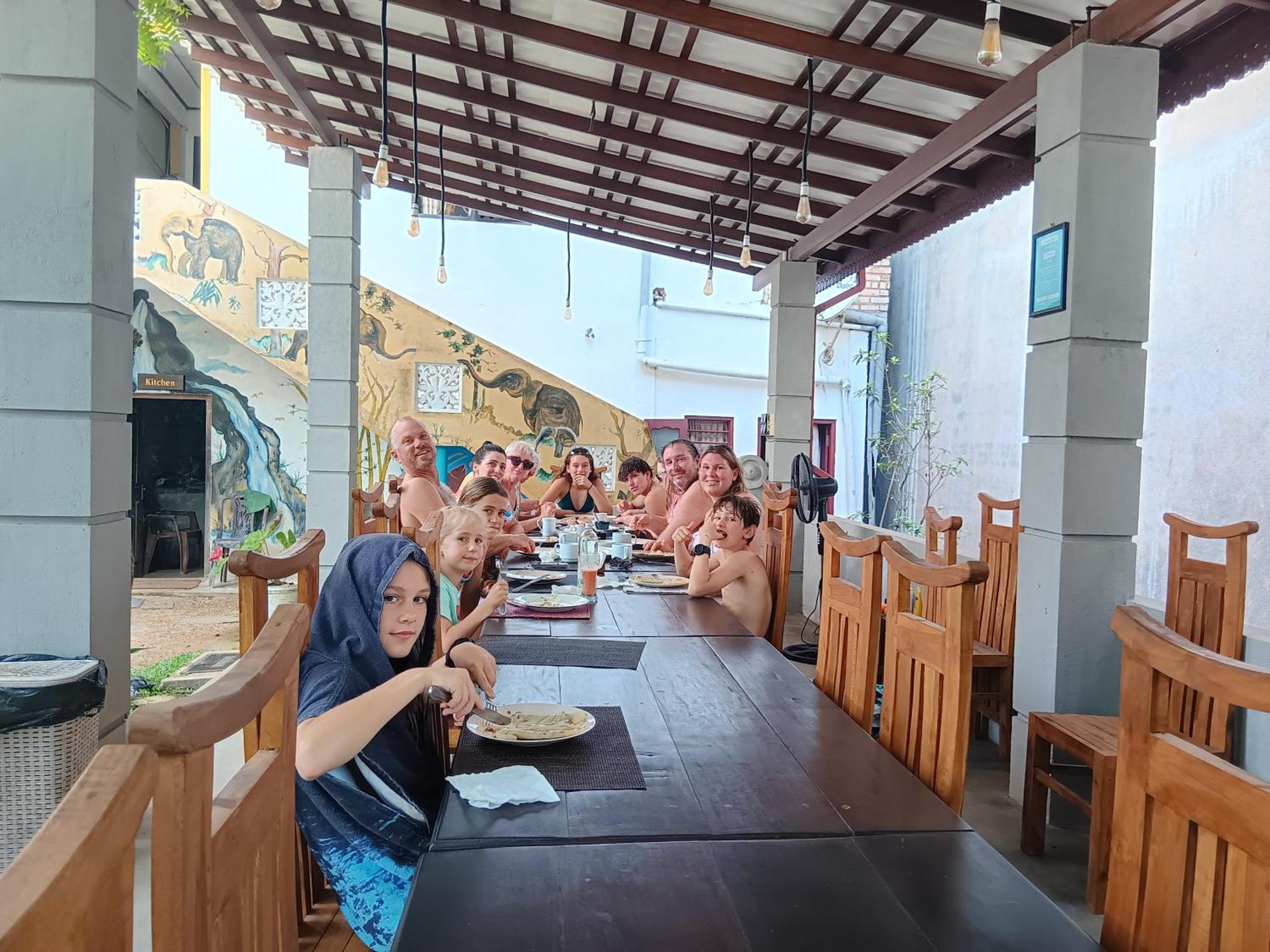 Plantation Surf Inn & Restaurant - Oost-Midigama Buitenkant foto