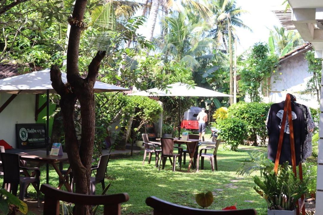 Plantation Surf Inn & Restaurant - Oost-Midigama Buitenkant foto