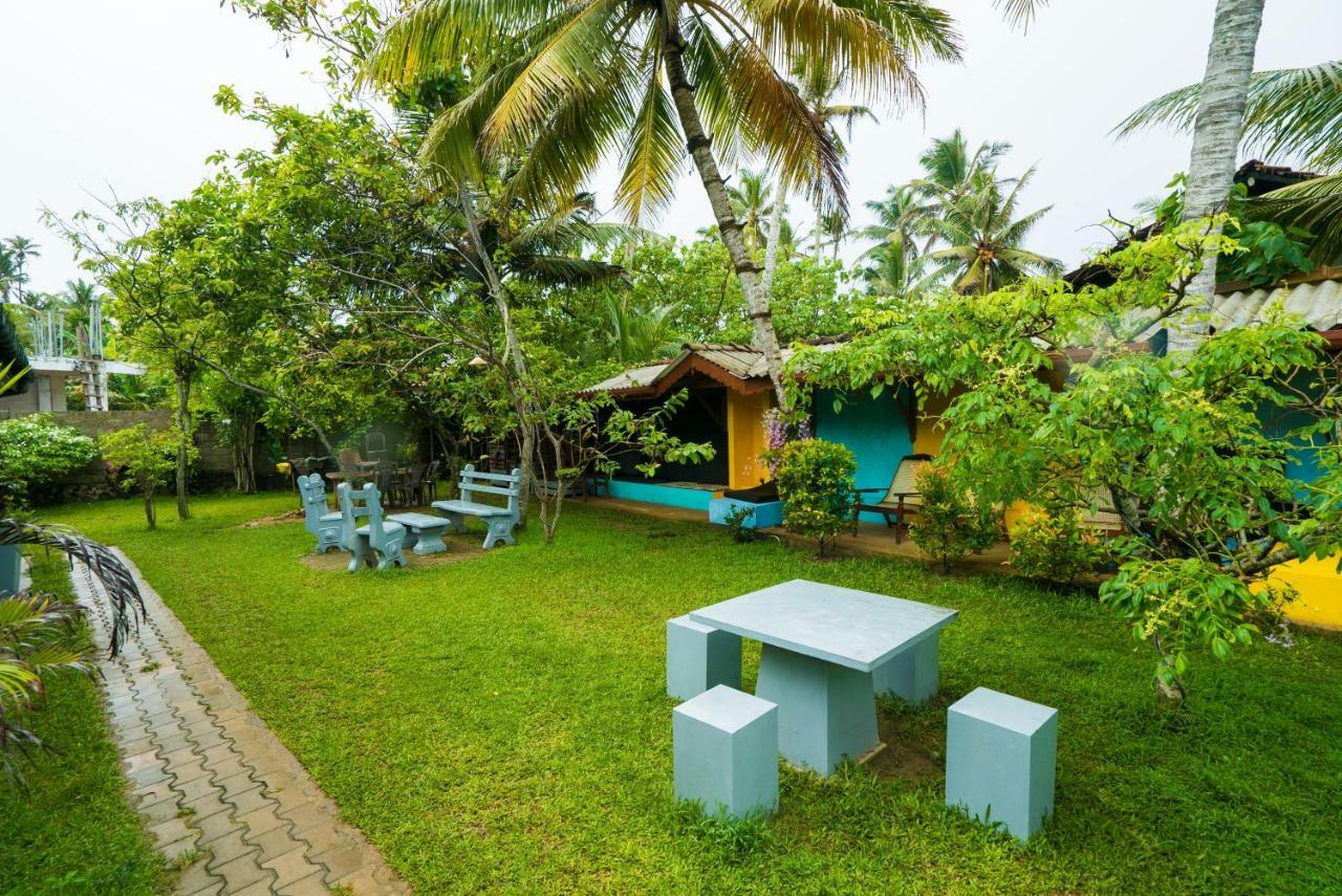 Plantation Surf Inn & Restaurant - Oost-Midigama Buitenkant foto